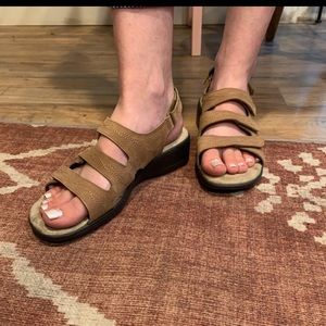 Cobbie Cuddlers Leather Sandals Size 8w Tan Strappy Comfortable Cut